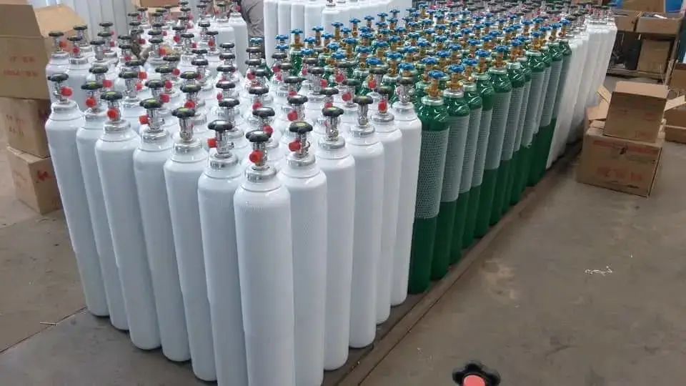 Bouteilles d'oxygène prêtes à partir
