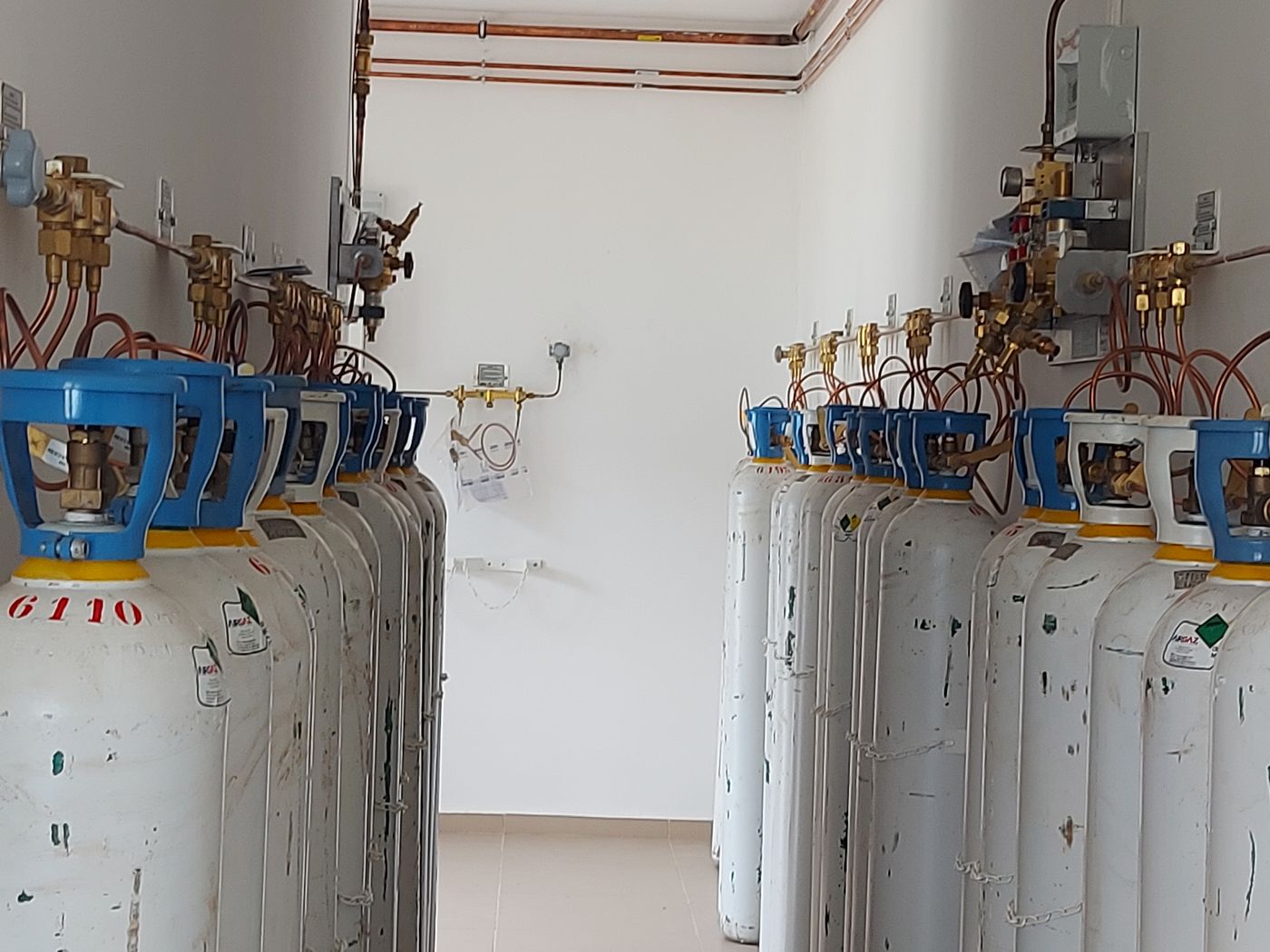 Bouteilles de gaz médicaux raccordées en centrale